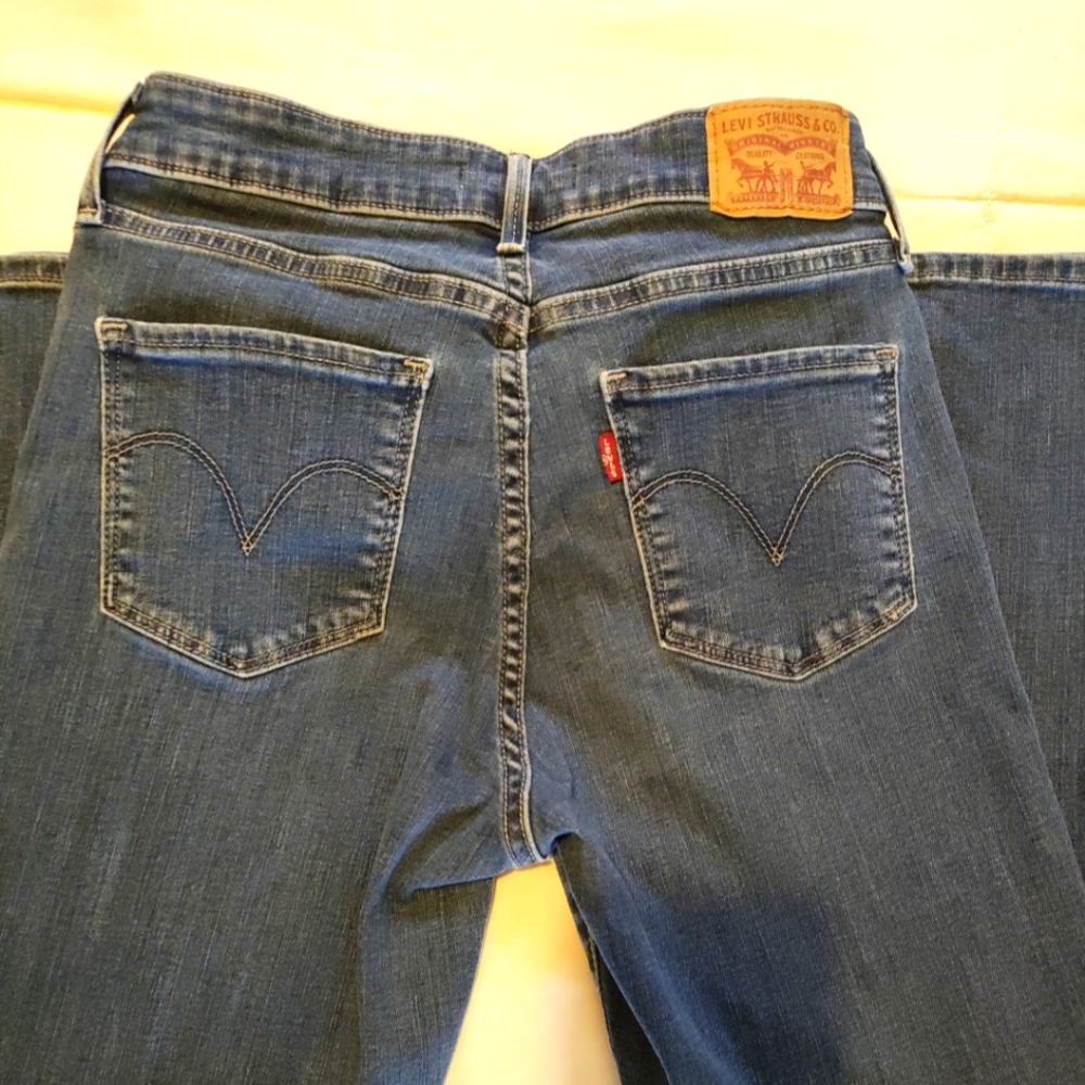 Levi's classic midrise skinny jeans. Size 6